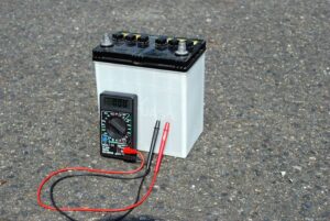 鉛蓄電池とは？仕組みやメリットを解説｜リチウムイオンとの比較・2026年の最新市場動向まで