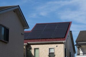 【2026年最新】太陽光発電×蓄電池の価格相場と「階段型FIT」の衝撃｜売電は損？元を取るための新常識