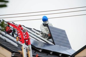 太陽光パネルの撤去費用はいくら？相場と内訳、低く抑える対策を徹底解説