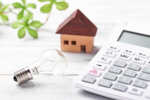 蓄電池と深夜電力で電気代はどれくらい節約できる？仕組み・注意点・選び方を解説