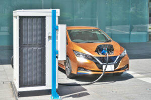 電気自動車の電気を家で使える？蓄電池との違いとV2H・太陽光発電の活用法